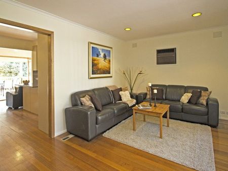 Spacious Family Home in the heart of Montmorency. - Photo 5