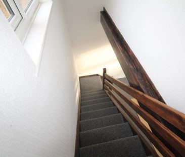 2 bedroom end of terrace house to rent - Photo 2