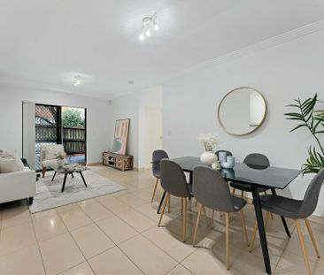 Spacious 3 Bedroom Courtyard Apartment! - Photo 2