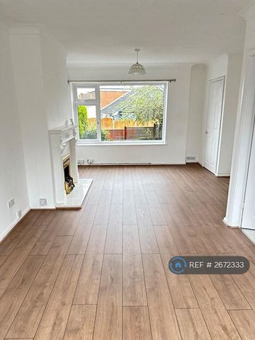 3 bedroom semi-detached house to rent - Photo 5