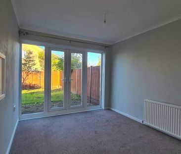 4 bedroom semi-detached house to rent - Photo 3