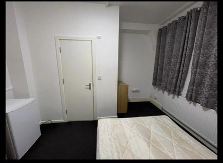 1 bedroom in a house share to rent - Photo 2