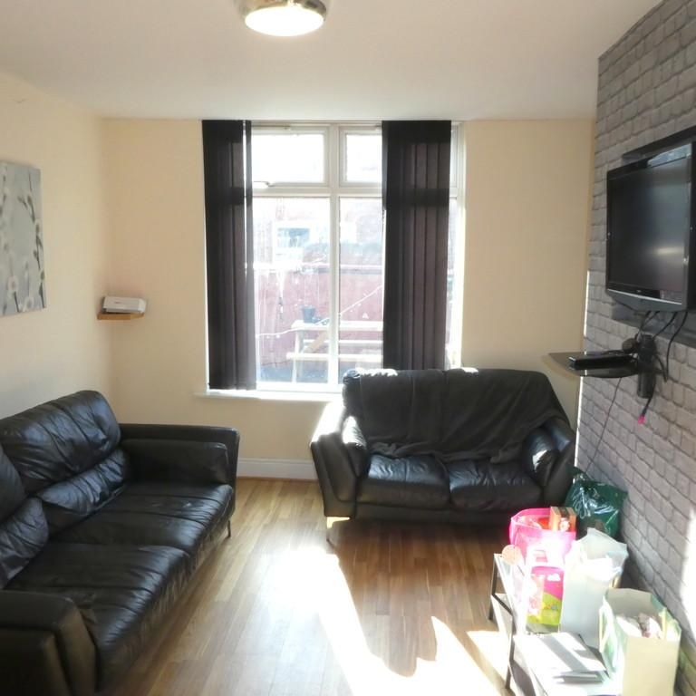 4 bedroom semi-detached house to rent - Photo 1