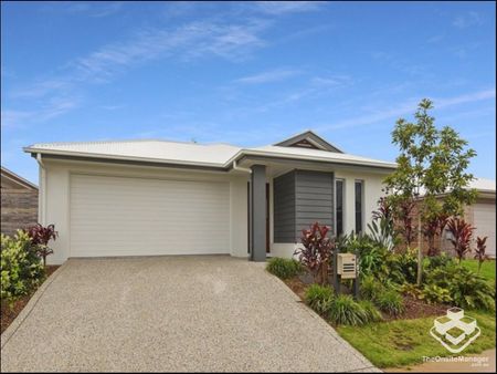 Immaculate home with generous outdoor entertaining area and side access - Photo 2