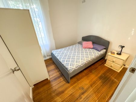 EASY & CONNECTED FOUR BEDROOM APARTMENT - Photo 4