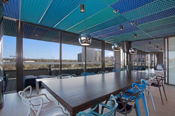 “Water view 1 Bedroom Fully Furnished Apartment in Famous St Kilda!” - Photo 1