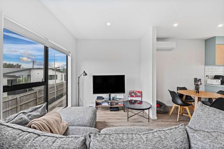 Modern 4-Bedroom Home for Rent in West Harbour - Photo 4