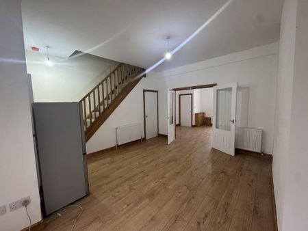 3 bedroom end of terrace house to rent - Photo 2