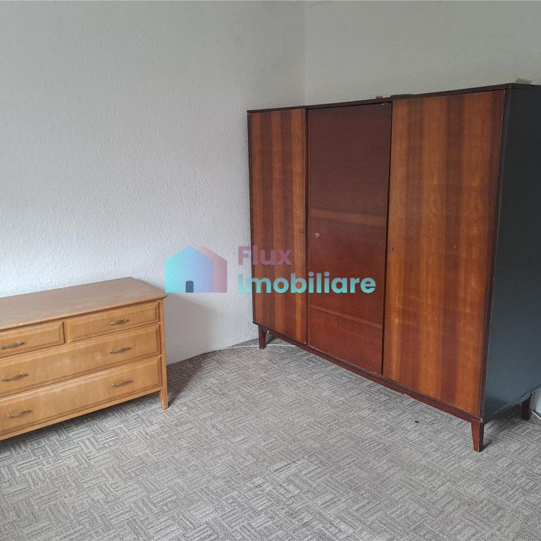 Apartament cu 3 camere etaj 2 Obcini zona Dany Gry - Fotografie 1
