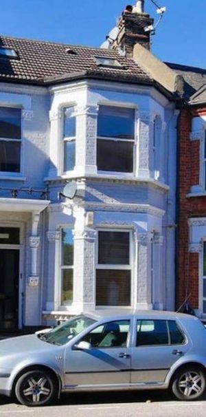 A great 4 bedroom shared flat in a superb location right by Clapham Common - Photo 1