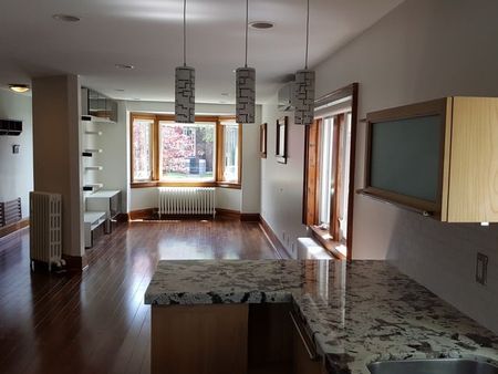 Three bedroom detached home for rent East York - Photo 4