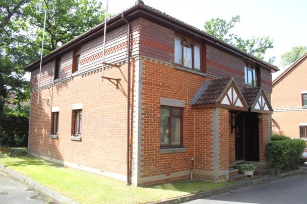 Oriental Road, Woking - Photo 1