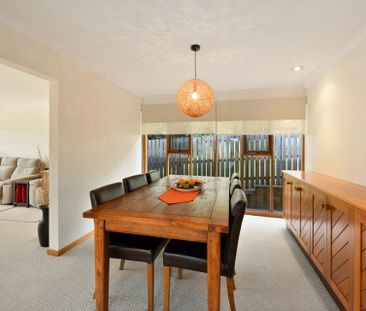 Spacious Family Oasis with Pool � Moments to Mona Vale Village - 6 ... - Photo 4