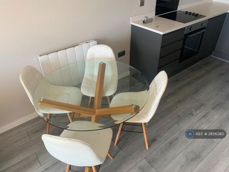 1 bedroom flat to rent - Photo 3