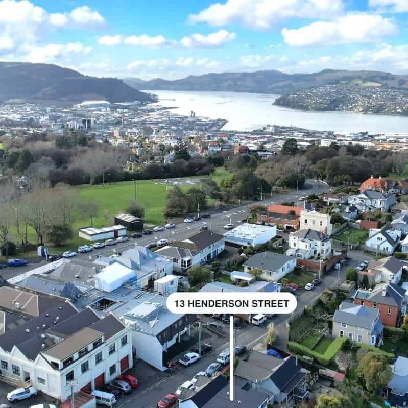 Modern 1-Bedroom Apartment with Balcony Views - Photo 1