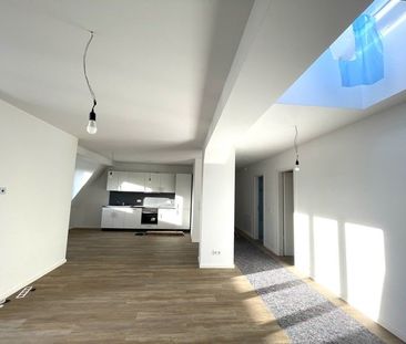 Großzügige Dachgeschoss-Wohnung mit Ausblick im Kranoldkiez - Photo 1