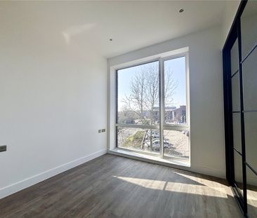 Roop House, Fleet, Hampshire, GU51 - Photo 5