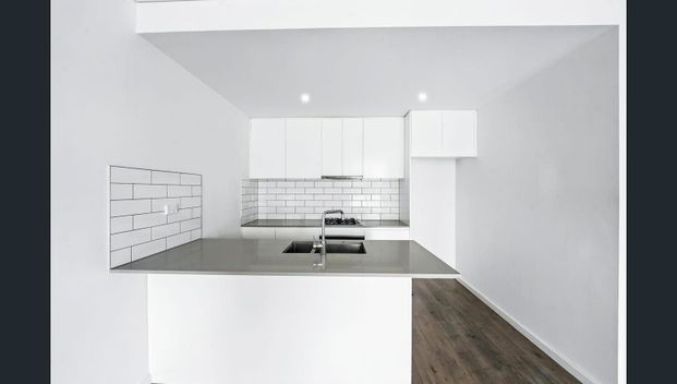 APARTMENT IN HEART OF PENRITH!!! - Photo 1