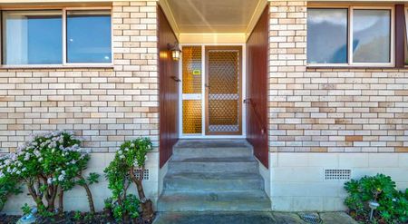 Greenlane - Fully Renovated Low-Maintenance Brick Home - Photo 5