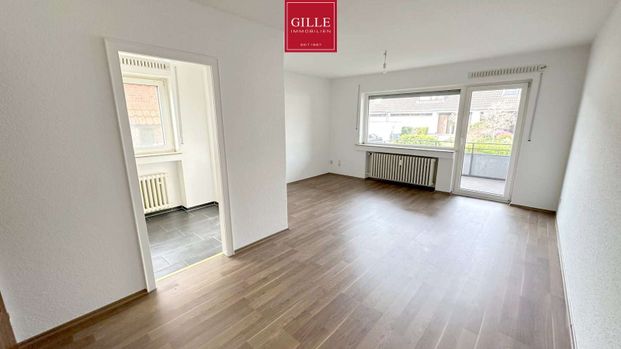 WOHNEN AM SCHMÖLDERPARK: Renovierte 2-Zim.-Whg. mit Tageslichtbad, schönem Wohnraum u. Balkon - Foto 1