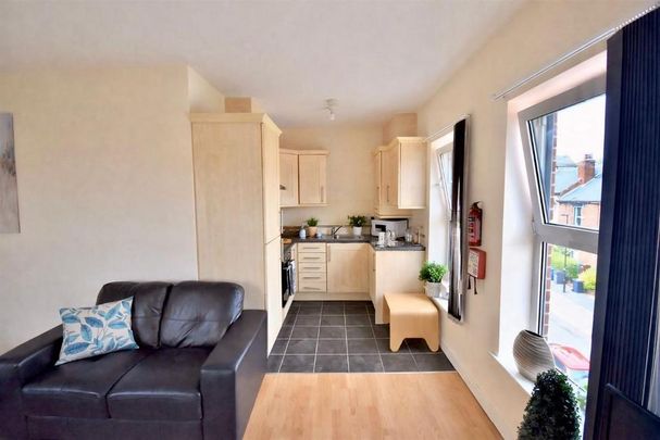 3 bedroom flat to rent - Photo 1