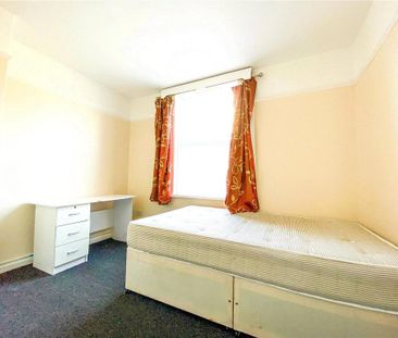 5 bedroom end of terrace house to rent - Photo 4