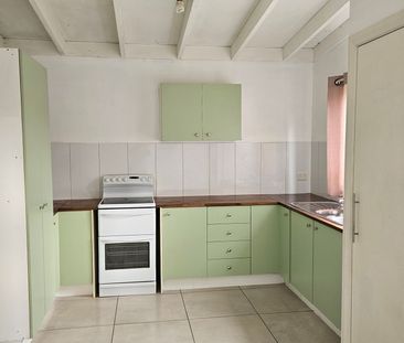 GARDEN FLAT - Photo 2