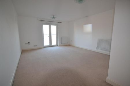 3 bedroom apartment to rent Lynmouth Gardens, Chelmsford, CM2 - Photo 2