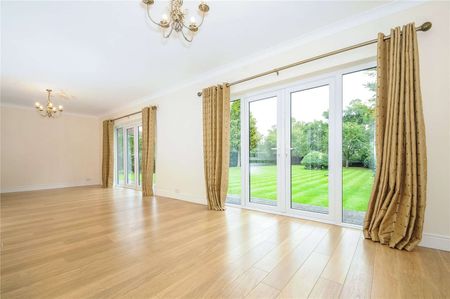 4 bedroom detached executive home in Englefield Green - Photo 2