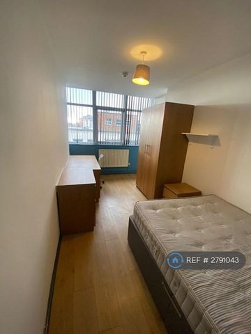 1 bedroom in a flat share to rent - Photo 4