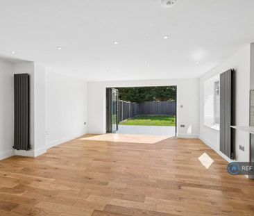 4 bedroom semi-detached house to rent - Photo 4