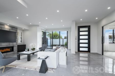 Luxury living in a boutique block - Photo 2