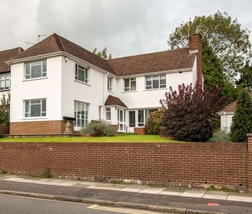 Large detached property with spacious garden - Photo 4