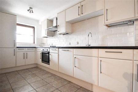 Well presented 2 bedroom apartment to let in this sought after development on Thompsons lane with views across the river and excellent access to the city centre. Garage parking. GCH. Unfurnished. - Photo 4