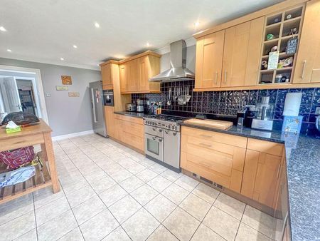 5 bedroom detached house to rent - Photo 2