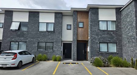 Near new townhouse, spacious, great location! - Photo 3