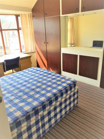 4 bedroom semi-detached house to rent - Photo 3