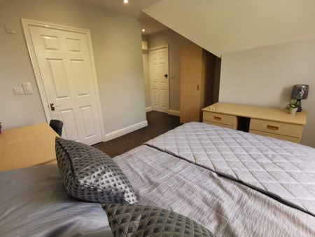 1 bedroom in a house share to rent - Photo 2