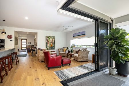 Stunning 3-Bed, 3-Bath Furnished Home for Rent – Peaceful, Sought-After Location with Beautiful Gardens - Photo 2