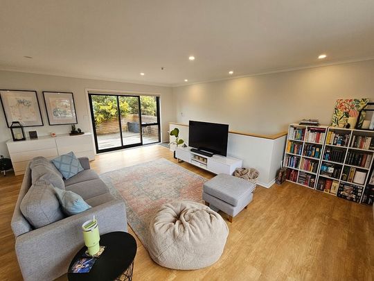 AVAILABLE NOW, sunny, warm, 3 bed modern living - Photo 1