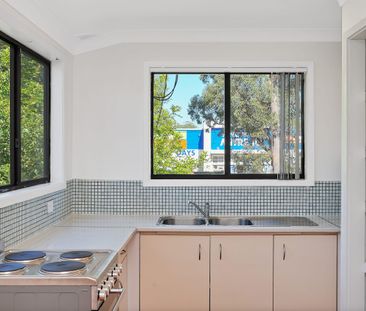 Single level three bedroom home - Photo 2