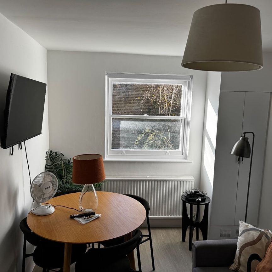 1 Bed Flat, Hammersmith Grove, W6 - Photo 1