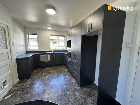 Tidy and spacious in Mosgiel! - Photo 2