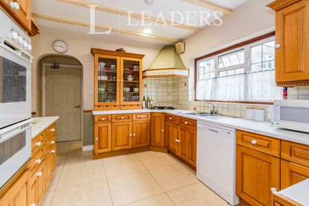 1 bedroom property to rent Burwood Road, Hersham, Walton-on-Thames, Surrey, KT12 - Photo 5