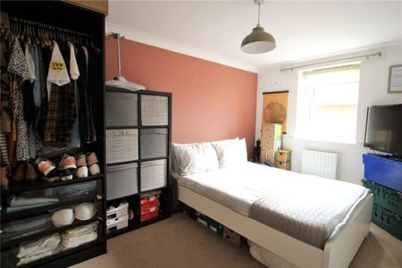 2 Bedroom Flat / Apartment - Bastins Close, Park Gate - Photo 5