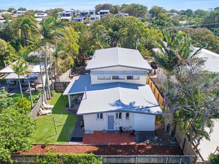 Charming 3-Bedroom Unit in Sought-After Shelly Beach - Photo 2