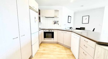 Immaculate secure apartment - Photo 2