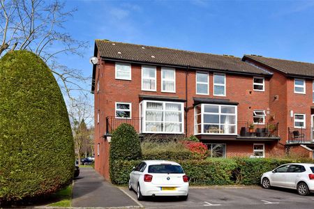 An immaculate and spacious one bedroom furnished apartment, beautifully presented close to the Long Walk. - Photo 3