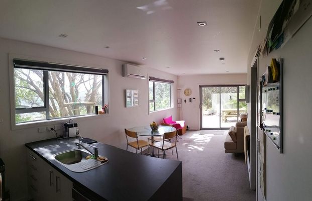 Sunny private 2 bedroom townhouse close to town - Photo 1