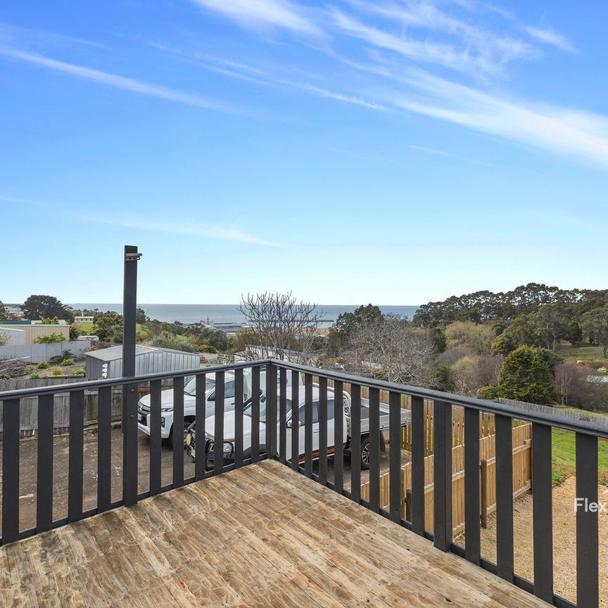 Charming Family Home with Sea Views - Photo 1